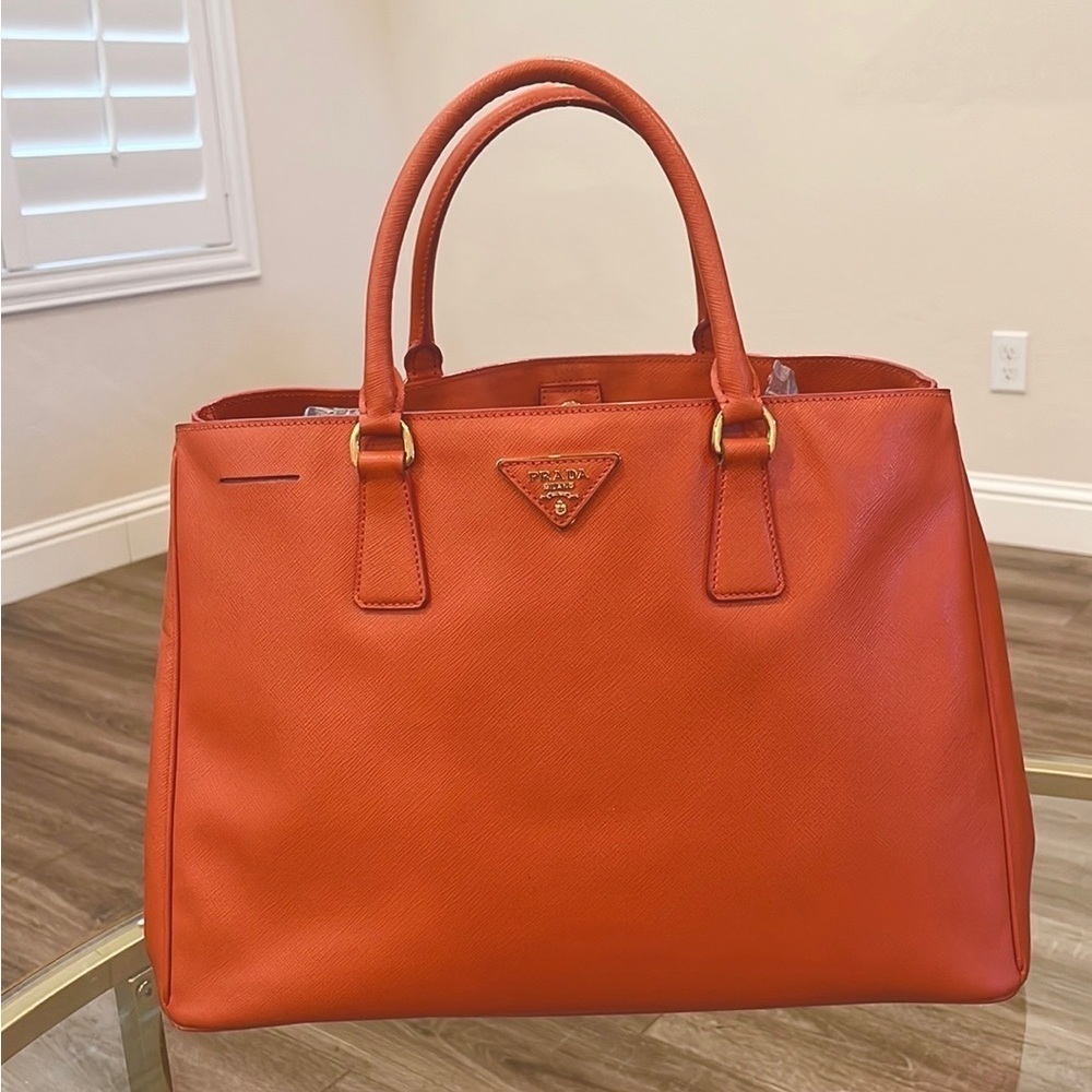 PRADA
Saffiano Lux Large Tote Papaya Saffiano Leathet
